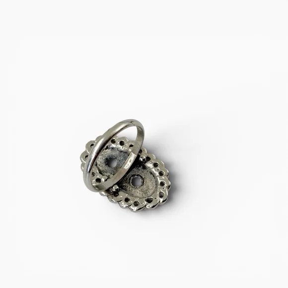 Vintage Southwest Style Silver Tone Ring with Blue Turquoise Glass Stone. - Picture 6 of 6